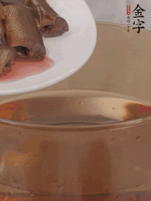 處理干凈的黃鱔段，加姜片、料酒沸水下鍋焯水。撈出用涼水沖洗干凈。