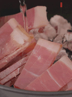 排骨、黃鱔段、金字火腿片放入砂鍋中，加沒(méi)過(guò)食材的水。