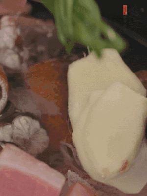 加姜片、蔥結(jié)、料酒。