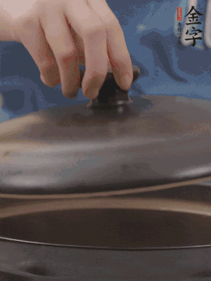 大火煮開(kāi)后轉(zhuǎn)小火，燉煮20分鐘左右。