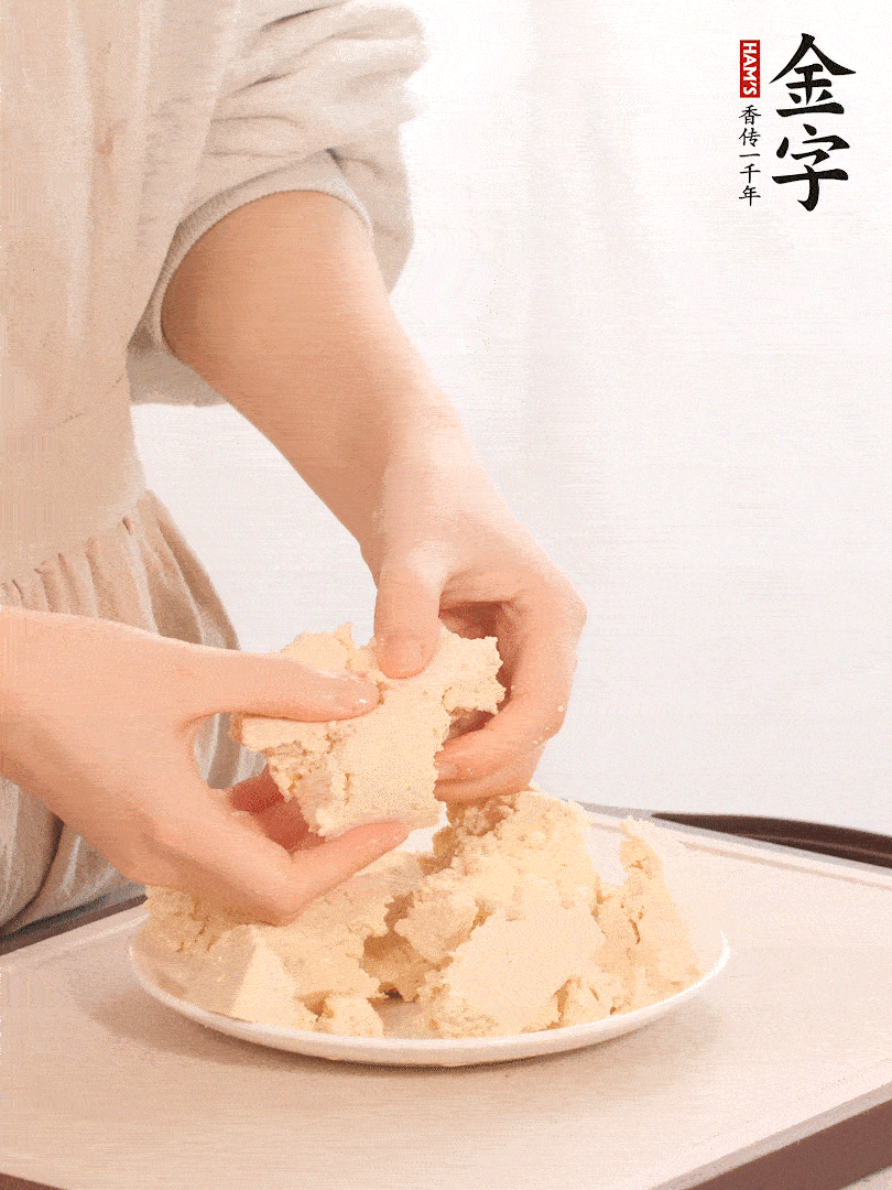 老豆腐用手掰成塊。