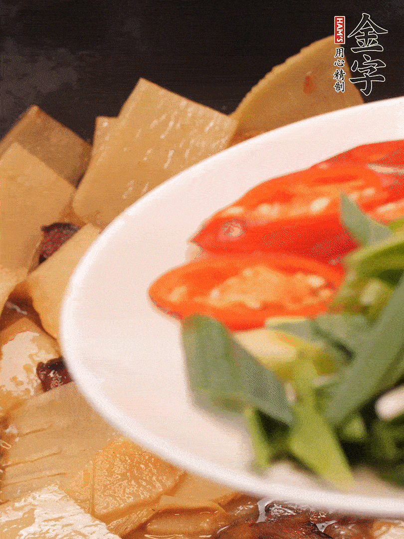 少許料酒增香，下蒜白、青紅辣椒略微翻炒