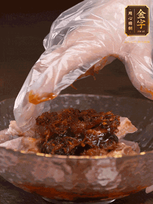 排骨用1勺蠔油、1勺醬油、1勺金字火腿XO醬抓勻腌制半小時