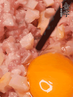 豬肉末、咸肉丁，分次加蔥姜水，一勺糖、一丟白胡椒，春筍丁，打入一個雞蛋