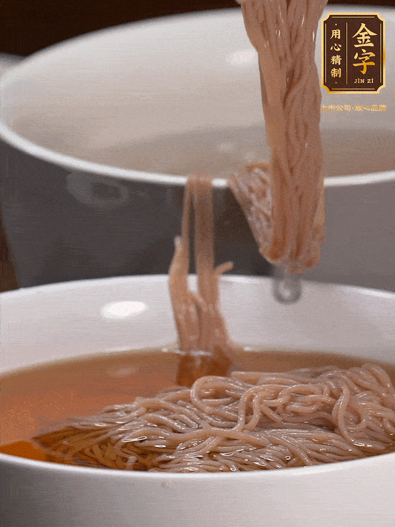 蘋(píng)果醋，一點(diǎn)鹽、糖、醬油，兌入涼白開(kāi)水調(diào)成簡(jiǎn)易冷面湯，放水箱冷藏