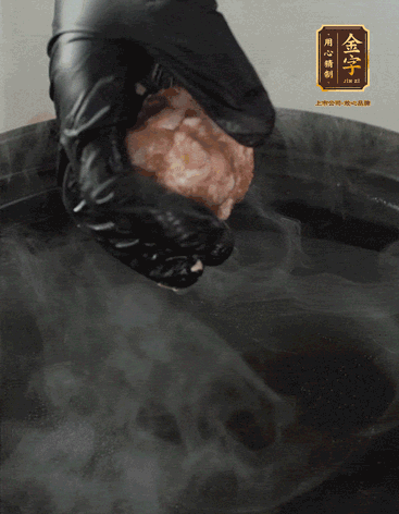 獅子頭摔打至圓潤牢固，等水煮開后，放獅子頭