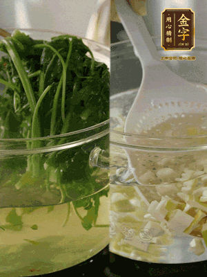 春筍切丁焯水；薺菜加鹽焯水，過涼水后切成細(xì)末