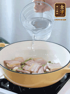 倒入熱水，加絲瓜、腐竹