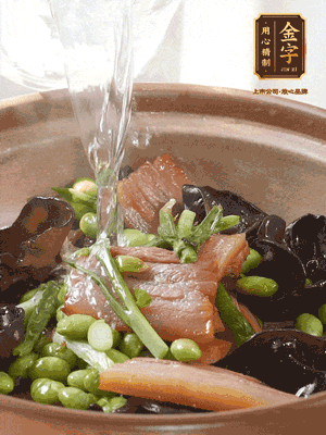 轉(zhuǎn)入砂鍋，加入開水、百葉結(jié)燉煮10分鐘