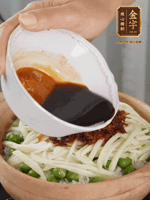 繼續(xù)小火燜3分鐘，淋上XO醬攪拌均勻。
