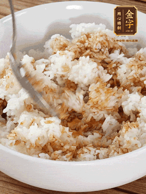 隔夜米飯加入生抽、芝麻油攪拌均勻