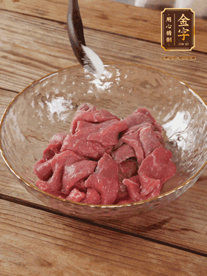 牛肉切丁，加黑胡椒海鹽、橄欖油腌10分鐘