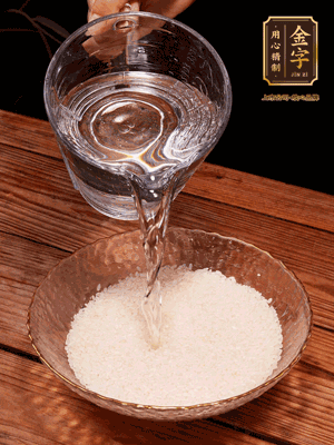 大米提前浸泡30分鐘。干香菇泡發(fā)切成條；蝦米提前浸泡2小時