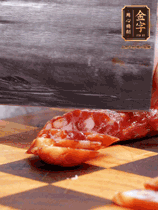 處理食材：香腸切片，土豆切塊、胡蘿卜切丁、豆角切段