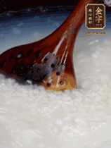 大米淘洗干凈，水開放入大米，煮3分鐘，煮到用手可以掐斷大米，撈出瀝干備用