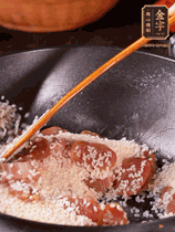 咸肉香腸下鍋煸出油脂香味，倒入洗凈的大米攪拌