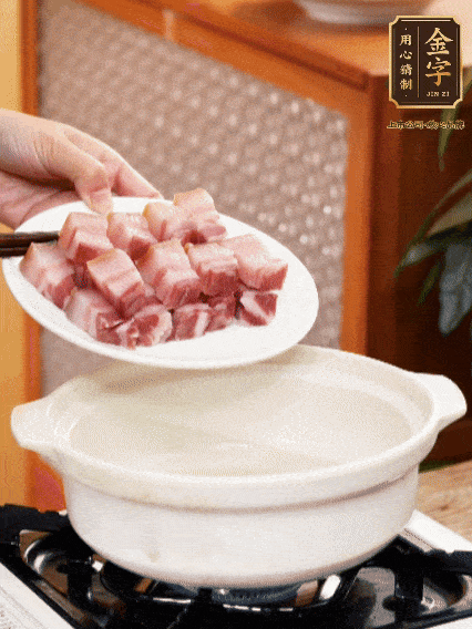 鍋內(nèi)倒油，下咸肉微微煸炒，再放排骨炒一下