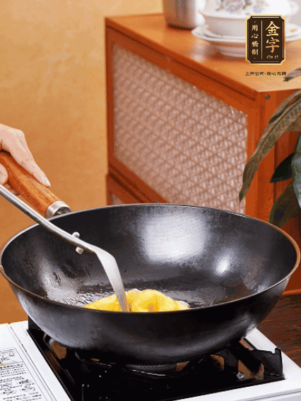 熱油，下雞蛋液煎好，盛出備用