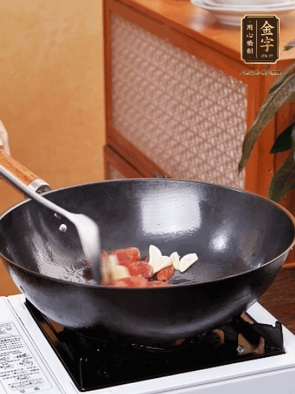 熱油，香腸微微煸出香味，加蒜片、小米辣