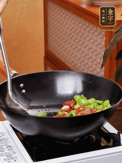 再放入蠶豆翻炒，加一點點醬油調(diào)味