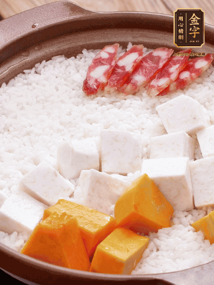 砂鍋涂油，放入泡好的大米。鋪上芋頭、南瓜，倒入開水剛好沒過，中火煮到水收干