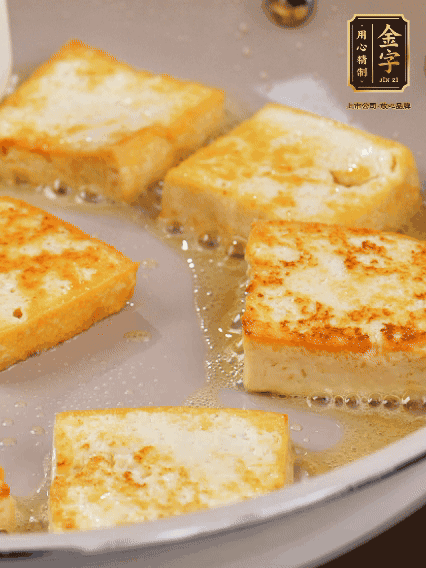 豆腐切片，兩面煎一下備用；春筍切段