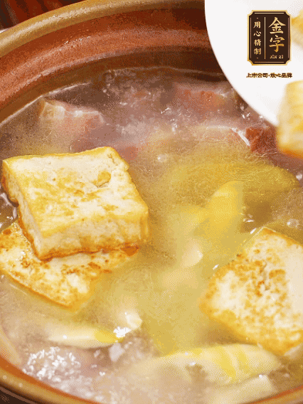 再放豆腐燉煮10分鐘，加豆瓣繼續(xù)煮2分鐘