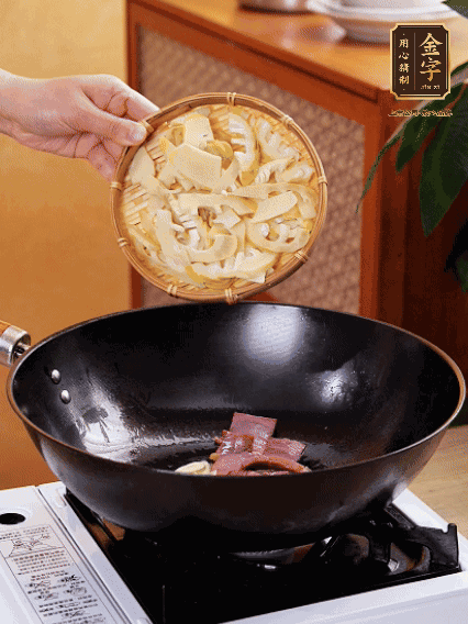 油熱，下蒜末、火腿煸炒出香味，再下筍片微微翻炒