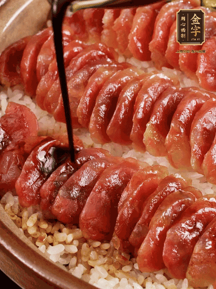 淋上醬汁攪拌均勻
調(diào)一個醬汁：生抽2匙、老抽半匙、蠔油半匙、白砂糖1/3匙、雞精1/3匙、香油5滴、水1匙