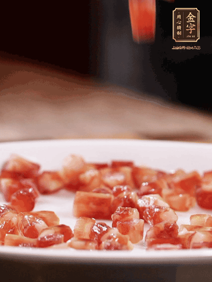 金字迷你小香腸切小段，煎出肉香