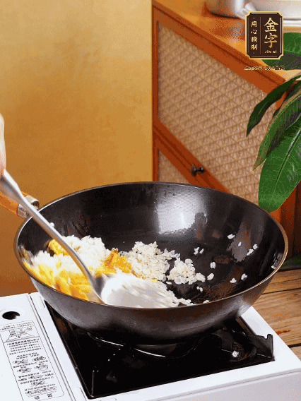 3個(gè)雞蛋攪成蛋液，下鍋煎至5成熟