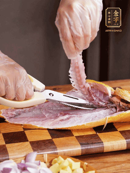 黃魚處理干凈，對半片開去骨，泡入蔥姜水、料酒、鹽調(diào)成的料汁中浸泡15分鐘，擦干水分