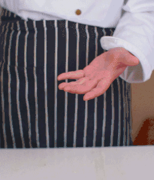 小蔥切碎，淡火腿切碎。