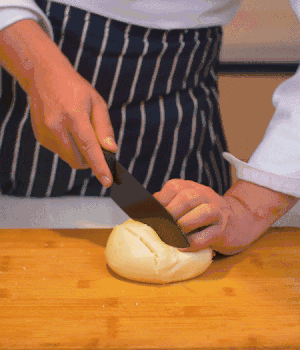 饅頭表面切出1cm左右的網(wǎng)格。