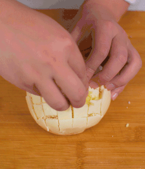 在縫隙里塞適量馬蘇里拉奶酪、再塞入淡火腿碎。