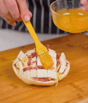 放在烤盤上，表面先刷一層玉米油，再刷一層蛋黃液。