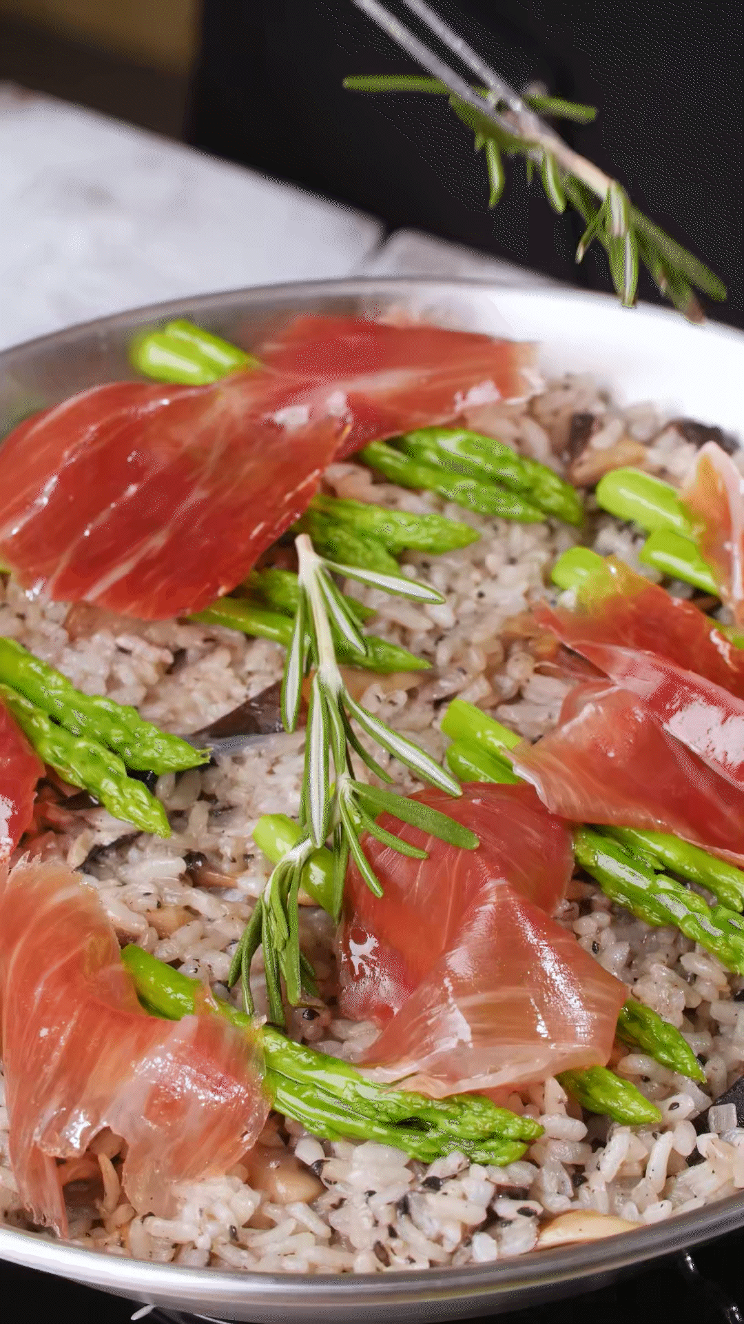 放上巴瑪火腿和蘆筍、點(diǎn)綴迷迭香、三色堇