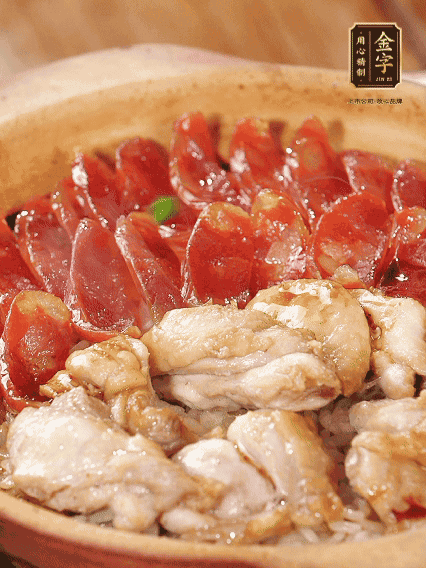 蓋蓋小火燜，沿鍋邊淋一圈油，轉(zhuǎn)動(dòng)砂鍋燜4分鐘