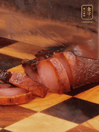 金字醬肉，煮熟切條；蓮藕去皮，切成條狀，焯水2分鐘