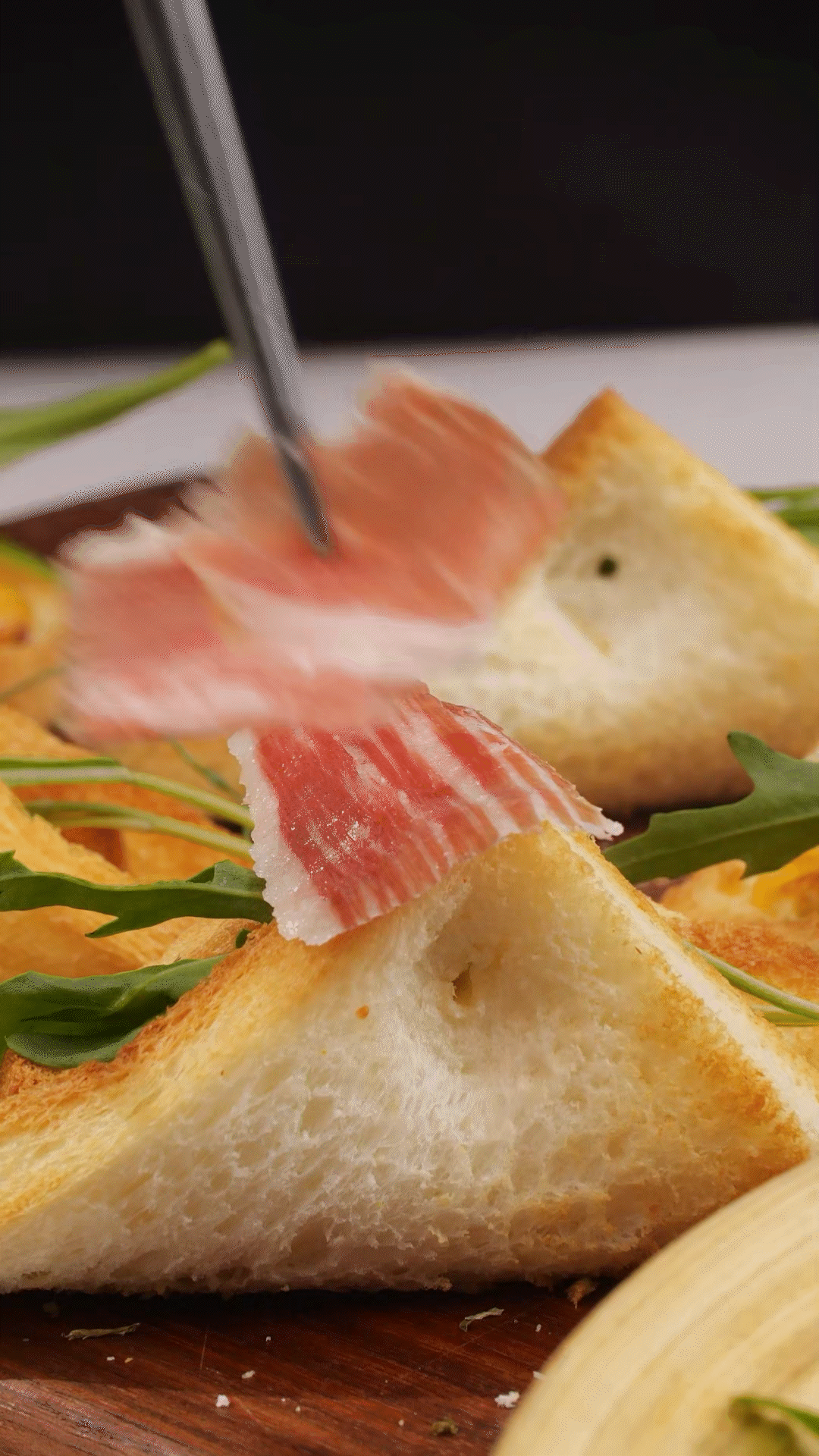 對(duì)折，用牙簽固定
