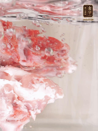 豬骨冷水下鍋，加蔥姜、料酒焯水4分鐘。