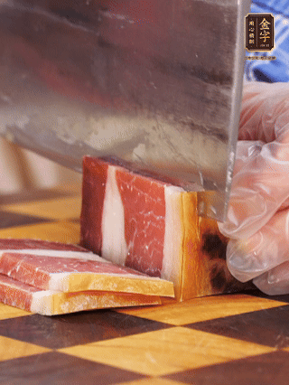 金字火腿切片，溫水浸泡5分鐘