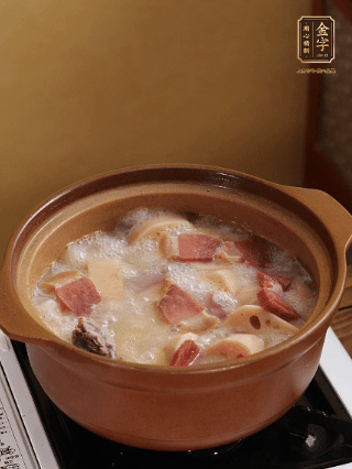 豬油潤鍋，豬骨、姜片煸出油脂香，再依次下開水、蓮藕、火腿，大火燒開