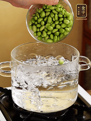 嫩毛豆汆燙1分鐘。