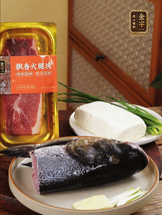 花鰱魚頭處理干凈（刮黑膜、除貼骨血、拔魚牙、剪魚鰭、刮凈魚肉表面雜質(zhì)），從中間劈開成兩半，擦干水分