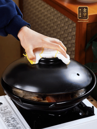 大火燒開，大火煮10~15分鐘。放入切好的豆腐，再煮5分鐘