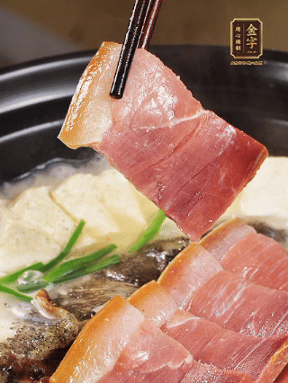 加入一丟丟鹽，撒點(diǎn)胡椒粉，蔥段點(diǎn)綴