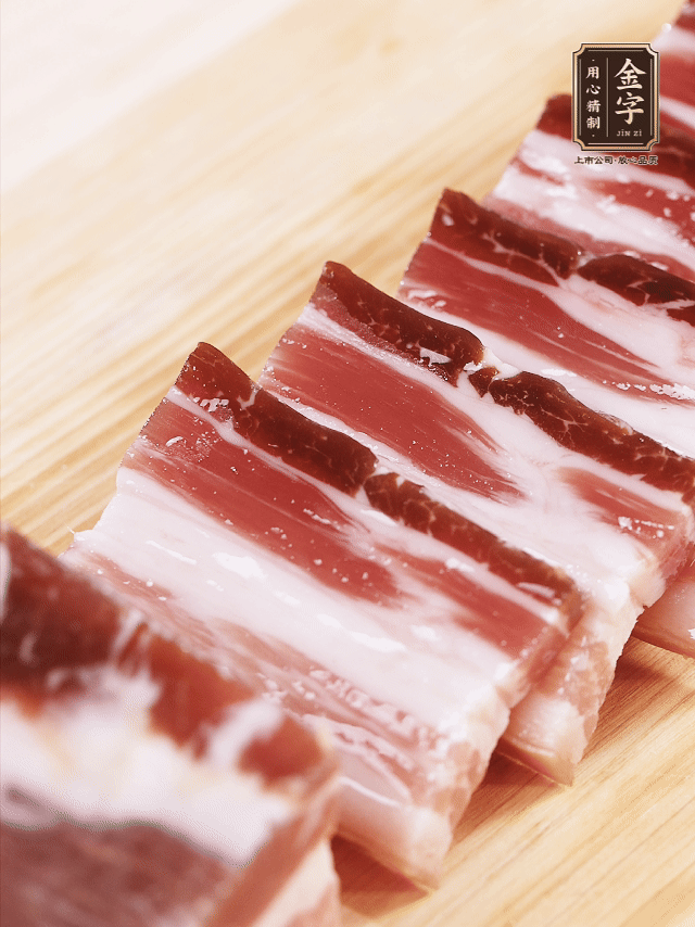 金字淡咸肉切厚片；金字淡咸肉、仔排加蔥姜、料酒焯水3分鐘，溫水洗凈。