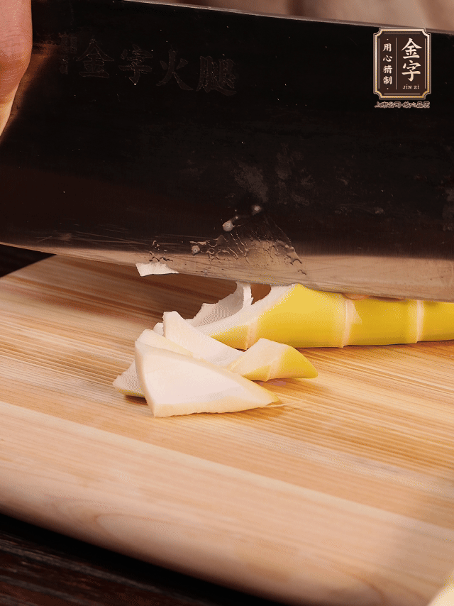 春筍去筍衣切滾刀塊；萵筍去皮切滾刀塊；春筍、百葉結(jié)焯水2分鐘。