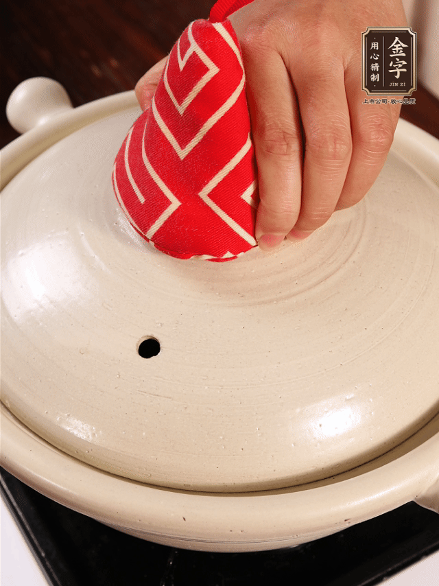 加開水燉煮，水沸后轉(zhuǎn)小火40分鐘。